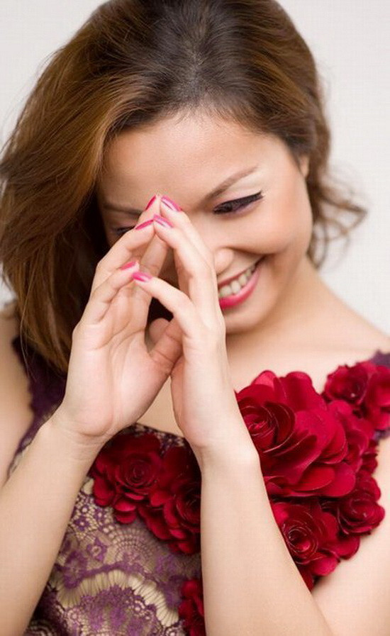 Chị tâm sự thêm: "Tôi không phủ nhận sự may mắn nhưng đã làm nghề thì phải chuẩn bị sẵn cho mình tâm thế phấn đấu. Đâu phải ai cũng có thể vừa hát đã nổi lên theo kiểu “ăn xổi ở thì” cả. Cây non ra quả xanh tất yếu chất lượng sẽ không tốt. Làm nghệ thuật thì phải biết suy ngẫm, đừng quá nông cạn rồi lại vội vàng để sau này phải gánh lấy hậu quả không tốt". (Theo Gia đình trẻ) Chị tâm sự thêm: "Tôi không phủ nhận sự may mắn nhưng đã làm nghề thì phải chuẩn bị sẵn cho mình tâm thế phấn đấu. Đâu phải ai cũng có thể vừa hát đã nổi lên theo kiểu “ăn xổi ở thì” cả. Cây non ra quả xanh tất yếu chất lượng sẽ không tốt. Làm nghệ thuật thì phải biết suy ngẫm, đừng quá nông cạn rồi lại vội vàng để sau này phải gánh lấy hậu quả không tốt". (Theo Gia đình trẻ)