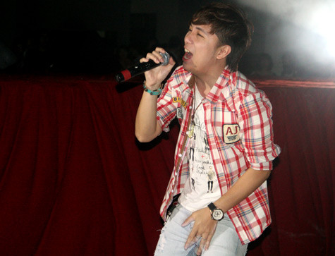 Thay mặt Báo Giáo dục Việt Nam, Minh Vương gửi lời mời tham gia cuộc thi Tìm kiếm Gương mặt nữ sinh trong mơ tới các bạn gái sinh viên trường Đại học Ngoại thương. Thay mặt Báo Giáo dục Việt Nam, Minh Vương gửi lời mời tham gia cuộc thi Tìm kiếm Gương mặt nữ sinh trong mơ tới các bạn gái sinh viên trường Đại học Ngoại thương.