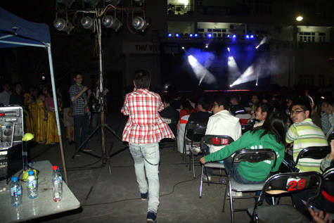 Minh Vương khiến các fan phát sốt không chỉ bởi bài hát 'cực chất', mà anh còn có hành động rất đẹp, rời sân khấu, tới gần nhất với các sinh viên. Minh Vương khiến các fan phát sốt không chỉ bởi bài hát 'cực chất', mà anh còn có hành động rất đẹp, rời sân khấu, tới gần nhất với các sinh viên.