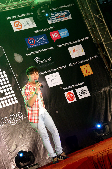 Dù chỉ biểu diễn 2 ca khúc 'Vệt nắng cuối trời' và ' bản hit 'Nỗi đau xót xa' nhưng nam ca sỹ đã trở thành tâm điểm thu hút của hàng trăm sinh viên Ngoại thương. Dù chỉ biểu diễn 2 ca khúc 'Vệt nắng cuối trời' và ' bản hit 'Nỗi đau xót xa' nhưng nam ca sỹ đã trở thành tâm điểm thu hút của hàng trăm sinh viên Ngoại thương.