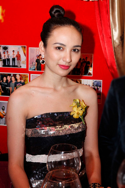 Đến dự tiệc còn có Hoa hậu Du lịch Việt Nam 2008 Ngọc Diễm. Cô mặc bộ đầm khoe vai trần quyến rũ. Đến dự tiệc còn có Hoa hậu Du lịch Việt Nam 2008 Ngọc Diễm. Cô mặc bộ đầm khoe vai trần quyến rũ.