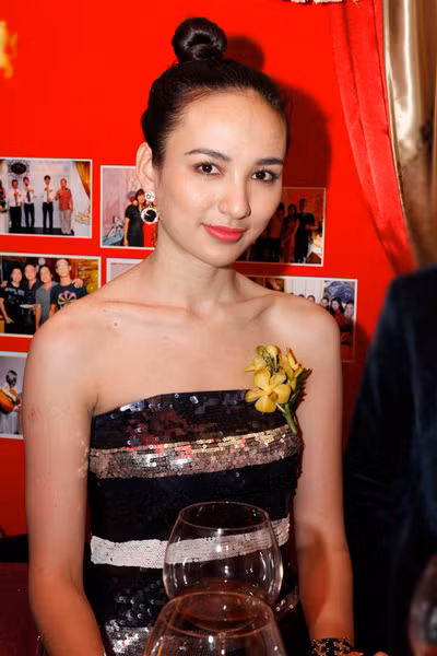 Đến dự tiệc còn có Hoa hậu Du lịch Việt Nam 2008 Ngọc Diễm. Cô mặc bộ đầm khoe vai trần quyến rũ.