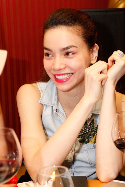 Viên mãn với cuộc sống hôn nhân và sự nghiệp ngày càng thăng tiến, nụ cười của Hồ Ngọc Hà luôn rạng rỡ. Viên mãn với cuộc sống hôn nhân và sự nghiệp ngày càng thăng tiến, nụ cười của Hồ Ngọc Hà luôn rạng rỡ.