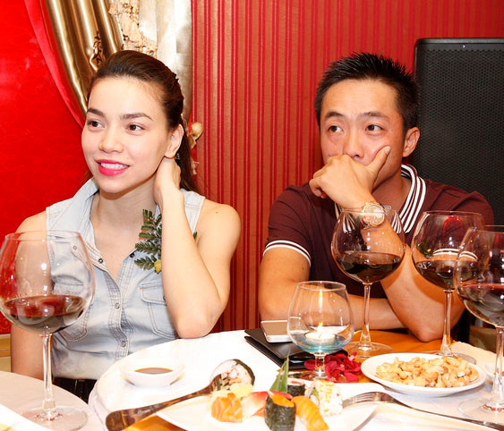 Hồ Ngọc Hà và Cường Đô La tham dự buổi tiệc sinh nhật lần thứ hai của một hệ thống karaoke tại TP HCM. Hồ Ngọc Hà và Cường Đô La tham dự buổi tiệc sinh nhật lần thứ hai của một hệ thống karaoke tại TP HCM.