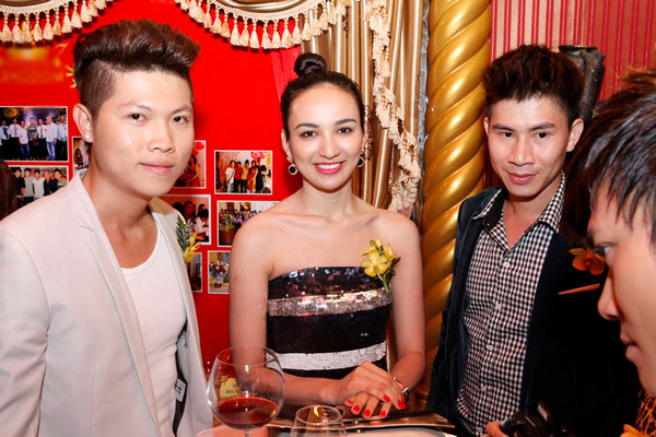 Ngọc Diễm xinh tươi giữa ca sĩ Mạnh Quân (trái) và Lê Minh Trung. Ngọc Diễm xinh tươi giữa ca sĩ Mạnh Quân (trái) và Lê Minh Trung.