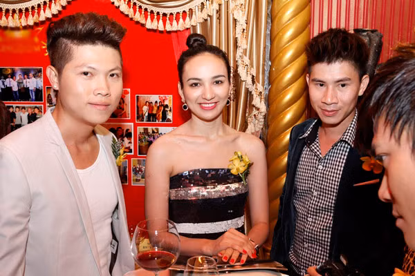 Ngọc Diễm xinh tươi giữa ca sĩ Mạnh Quân (trái) và Lê Minh Trung.