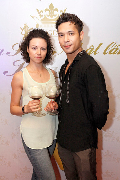 Ca sĩ Trương Thế Vinh đi tiệc cùng bạn nhảy. Họ vừa bị loại tại liveshow 4 'Bước nhảy hoàn vũ'. Ca sĩ Trương Thế Vinh đi tiệc cùng bạn nhảy. Họ vừa bị loại tại liveshow 4 'Bước nhảy hoàn vũ'.