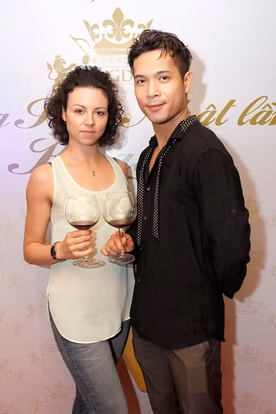 Ca sĩ Trương Thế Vinh đi tiệc cùng bạn nhảy. Họ vừa bị loại tại liveshow 4 'Bước nhảy hoàn vũ'.