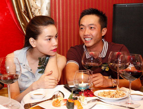 Nữ ca sĩ và ông xã đều ăn mặc rất giản dị, vui vẻ chuyện trò cùng bạn bè. Nữ ca sĩ và ông xã đều ăn mặc rất giản dị, vui vẻ chuyện trò cùng bạn bè.