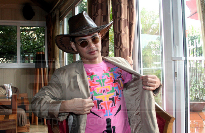 Động tác... khoe súng.