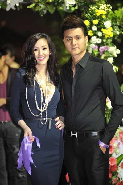 Người mẫu Vĩnh Thụy có mặt trong lễ đính hôn của Ngọc Hiền. Người mẫu Vĩnh Thụy có mặt trong lễ đính hôn của Ngọc Hiền.