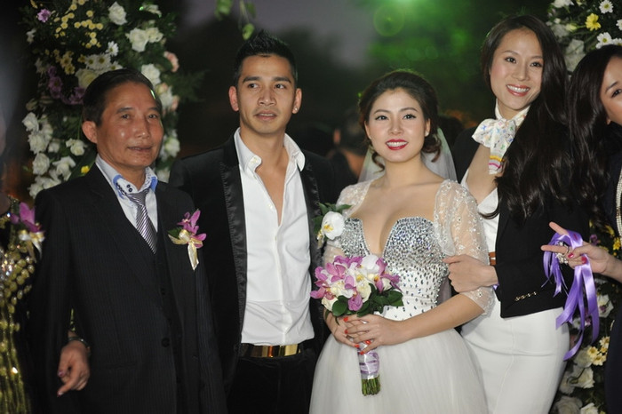 Rất nhiều bạn bè, người thân đến chung vui với cô dâu và chú rể Đình Nam. Rất nhiều bạn bè, người thân đến chung vui với cô dâu và chú rể Đình Nam.