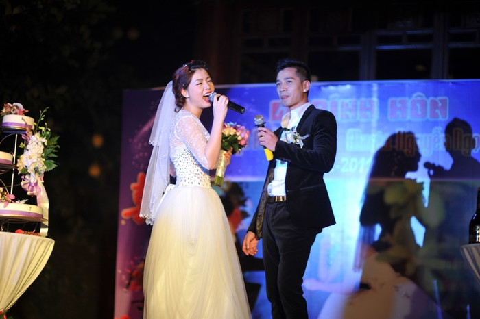 Chú rể và cô dâu đã song ca bài hát "Bản tình ca đầu tiên" trước rất nhiều quan khách. Chú rể và cô dâu đã song ca bài hát "Bản tình ca đầu tiên" trước rất nhiều quan khách.