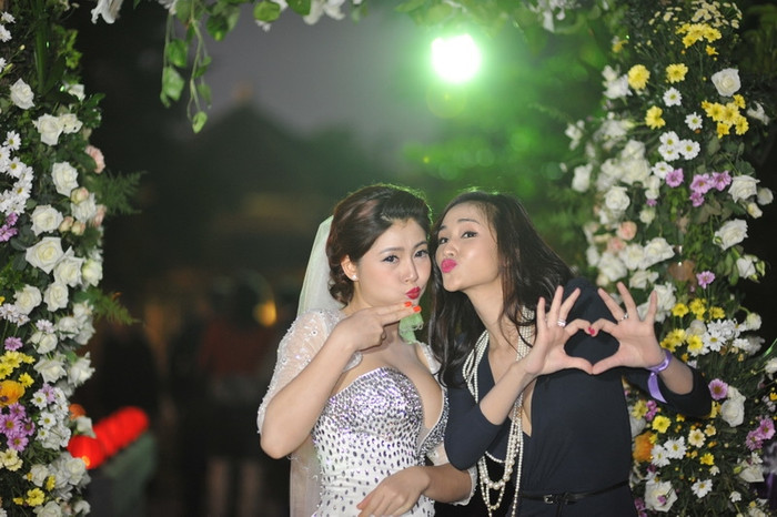 Cô dâu hết sức nhí nhảnh, "xì tin" bên bạn bè của mình. Cô dâu hết sức nhí nhảnh, "xì tin" bên bạn bè của mình.