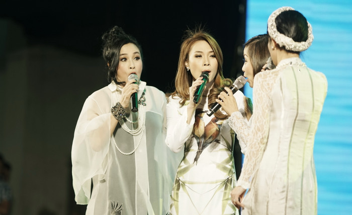 Mỹ Tâm cùng 3 diva của âm nhạc Việt Nam - Thanh Lam, Hồng Nhung, Mỹ Linh thể hiện ca khúc "Biển hát chiều nay". Mỹ Tâm cùng 3 diva của âm nhạc Việt Nam - Thanh Lam, Hồng Nhung, Mỹ Linh thể hiện ca khúc "Biển hát chiều nay".