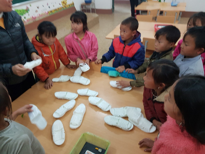 Học sinh vui vẻ đón nhận những món quà từ các nhà hảo tâm (Ảnh:giaoduc.net.vn) Học sinh vui vẻ đón nhận những món quà từ các nhà hảo tâm (Ảnh:giaoduc.net.vn)