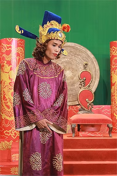 Ở Táo Quân của VTV, Vân Dung vào vai Táo Dân sinh, thì ở Đài VTC, chị vào vai Táo Văn hóa.