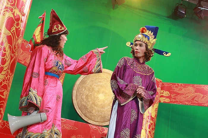 Theo tiết lộ, Táo quân phiên bản VTC sẽ nhắc tới màn khóa môi sư thầy của Đàm Vĩnh Hưng Theo tiết lộ, Táo quân phiên bản VTC sẽ nhắc tới màn khóa môi sư thầy của Đàm Vĩnh Hưng