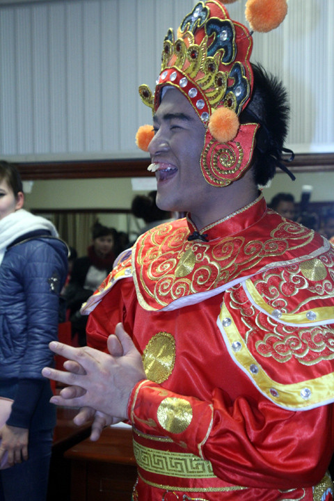 Minh Quân tung hứng rất tốt với các danh hài miền Bắc. Minh Quân tung hứng rất tốt với các danh hài miền Bắc.