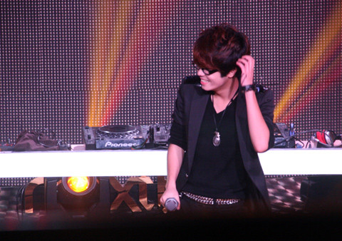 Bùi Anh Tuấn ngại ngùng trước khán giả. Bùi Anh Tuấn ngại ngùng trước khán giả.