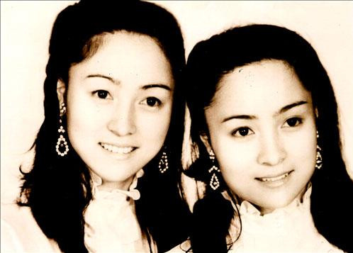 Mỹ nhân Dương Phụng Nhất (phải) và người chị em sinh đôi.