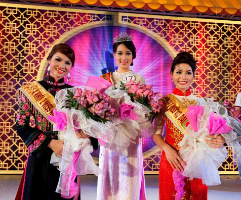 Từ trái qua phải : Á khôi 1 – Trịnh Thị Thuần – Miss Big C Hải Dương Hoa khôi Người đẹp Áo dài Big C Việt Nam Trương Thị Trà – Miss Big C Thanh Hóa Á khô 2 – Nguyễn Thị Thanh Chung – Miss Big C Hải Phòng