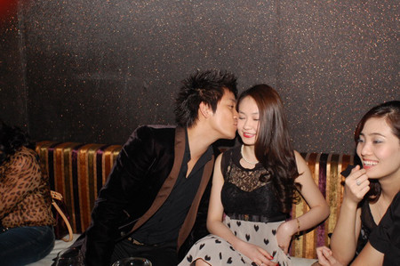 Tham dự buổi khai trương một quán bar tại Hà Nội tối 13/4,Tuấn Hưng đã mang theo một cô gái lạ và hôn cô gái đó tình tứ giữa đông đảo bạn bè.