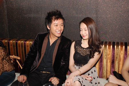 Cả hai rất tình tứ (Theo Đất Việt)