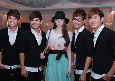 Hồ Ngọc Hà ăn mặc khá giản dị tới dự buổi họp báo giới thiệu MV Tuổi hồng thơ ngây của Đàm Vĩnh Hưng, ngày 13/4.