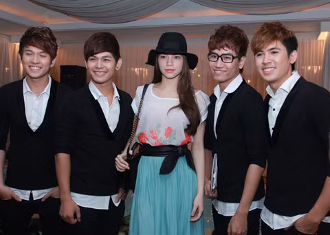 Hồ Ngọc Hà ăn mặc khá giản dị tới dự buổi họp báo giới thiệu MV Tuổi hồng thơ ngây của Đàm Vĩnh Hưng, ngày 13/4.