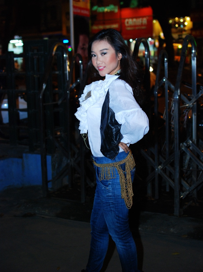 Cô tạo dáng chuyên nghiệp trước ống kính như một cô gái cao bồi.