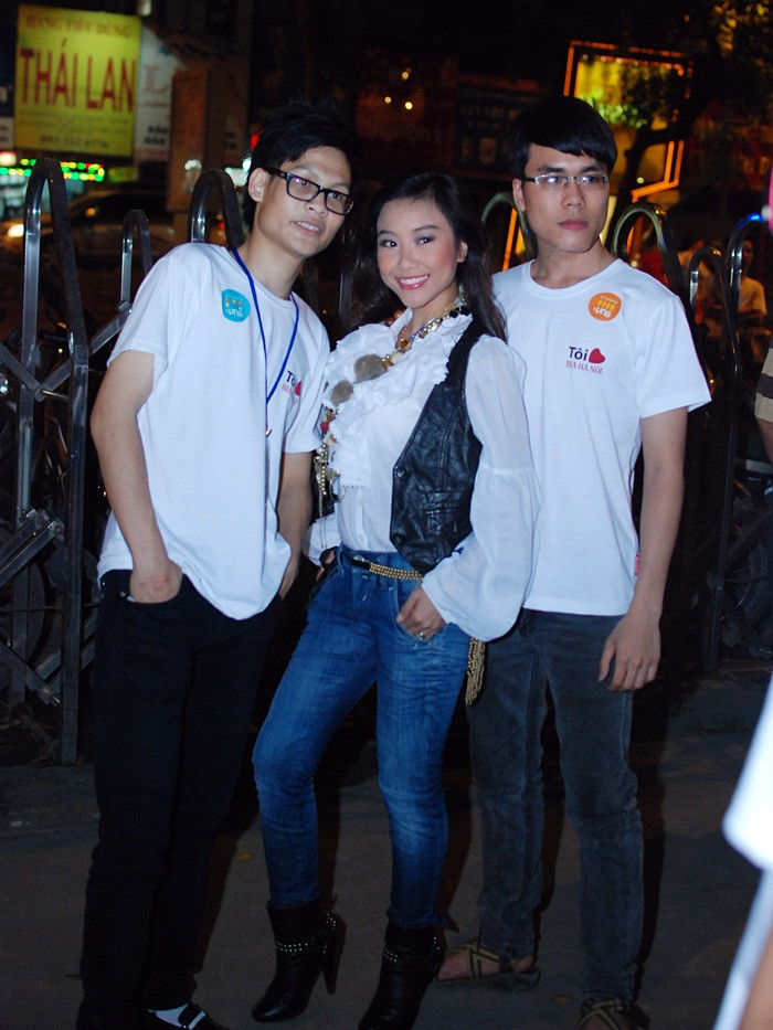 Sự thân thiện, vui vẻ của Đoan Trang lập tức thu hút sự chú ý của người hâm mộ.