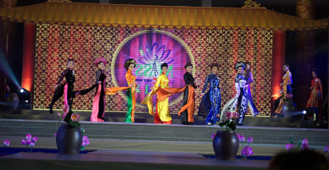 Các thí sinh trong phần dự thi áo dài truyền thống.