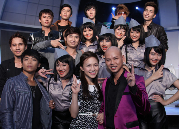 Vợ chồng Phan Đinh Tùng bên các học trò trong đội hợp ca. Trong suốt các tuần thi của Hợp ca Tranh tài, Thái Ngọc Bích (ngoài cùng bên phải) luôn tới trường quay cổ vũ cho chồng và đội hợp ca TP HCM do anh chỉ huy. Tối 14/4, cô cùng bố mẹ chồng (bên trái) ngồi ở hàng ghế khán giả, vỗ tay nồng nhiệt khi xem ông xã trổ tài lĩnh xướng. (Theo Ngôi Sao)