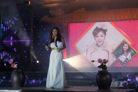 Á quân VietNam Idol 2010 Văn Mai Hương biểu diễn ca khúc hit của mình năm qua "Nếu như anh đến" và ca khúc quen thuộc của nhạc sỹ Huy Tuấn "Một ngày mới" trong chương trình Chung kết cuộc thi Người đẹp Áo dài Big C Việt Nam 2012.