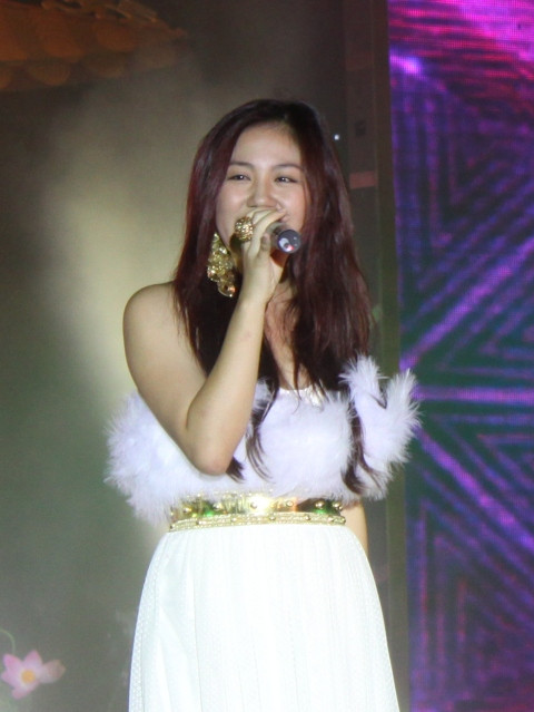 Văn Mai Hương ngày càng thể hiện gu thẩm mỹ ăn mặc tối khi xuất hiện với chiếc váy trắng điệu đà. (Theo Vnmedia)