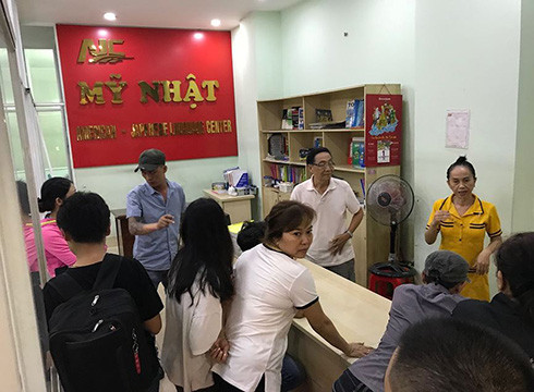 Nhiều phụ huynh tập trung đến Trung tâm ngoại ngữ Mỹ Nhật để đòi lại học phí hôm 1/12 (ảnh: PH cung cấp) Nhiều phụ huynh tập trung đến Trung tâm ngoại ngữ Mỹ Nhật để đòi lại học phí hôm 1/12 (ảnh: PH cung cấp)