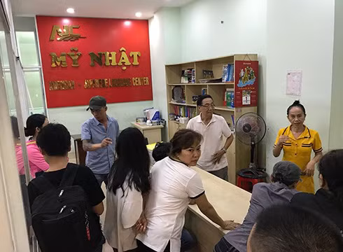 Nhiều phụ huynh tập trung đến Trung tâm ngoại ngữ Mỹ Nhật để đòi lại học phí hôm 1/12 (ảnh: PH cung cấp)