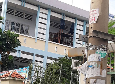 Việc thi công công trình được tiến hành khi học sinh trung tâm làm bài kiểm tra học kỳ chiều 10/12 (ảnh: P.L) Việc thi công công trình được tiến hành khi học sinh trung tâm làm bài kiểm tra học kỳ chiều 10/12 (ảnh: P.L)