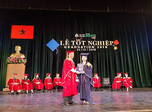 Lãnh đạo Trường Đại học Hoa Sen trao bằng tốt nghiệp cho các tân cử nhân trong ngày 23/12 (ảnh: P.L)