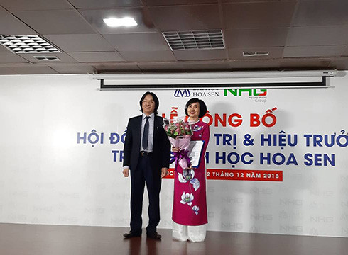 Ông Hoàng Quốc Việt trao quyết định bổ nhiệm Hiệu trưởng cho Giáo sư Mai Hồng Qùy (ảnh: P.L)