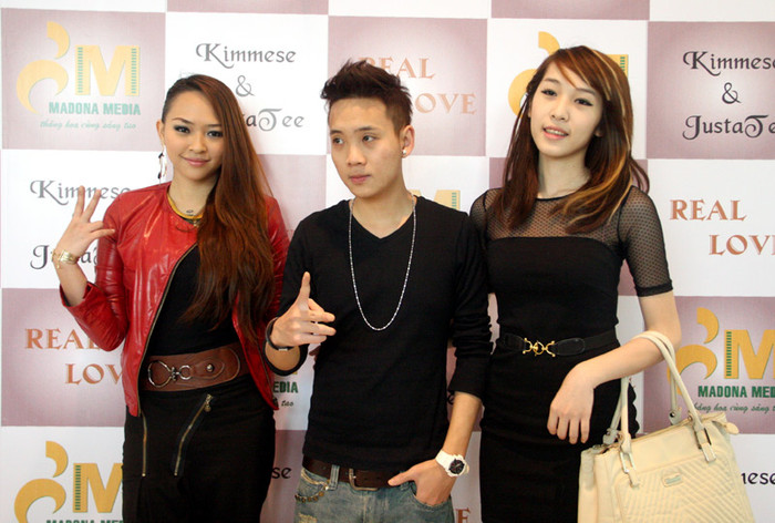 Hotgirl Emily (ngoài cùng bên phải) tới chia vui cùng đôi bạn trẻ. Hotgirl Emily (ngoài cùng bên phải) tới chia vui cùng đôi bạn trẻ.