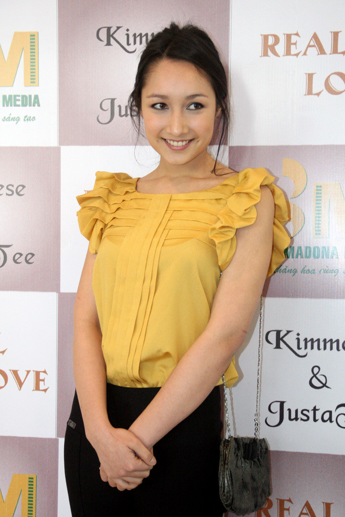 Con gái Mỹ Linh ăn mặc khá giản dị tới chúc mừng lễ ra mắt MV "Real Love" của hai người bạn Kimmese và JustaTee sáng 24/3. Con gái Mỹ Linh ăn mặc khá giản dị tới chúc mừng lễ ra mắt MV "Real Love" của hai người bạn Kimmese và JustaTee sáng 24/3.