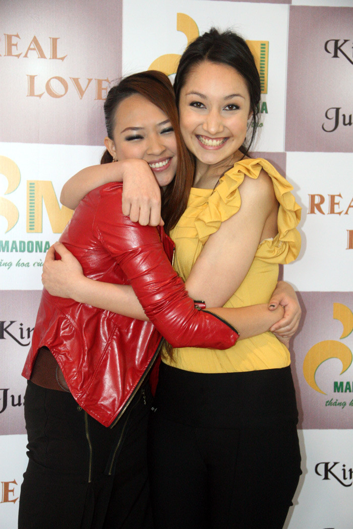 Anna Trương và Kimmese bất ngờ có hành động ôm chặt nhau rất thân thiết, tình cảm. Anna Trương và Kimmese bất ngờ có hành động ôm chặt nhau rất thân thiết, tình cảm.