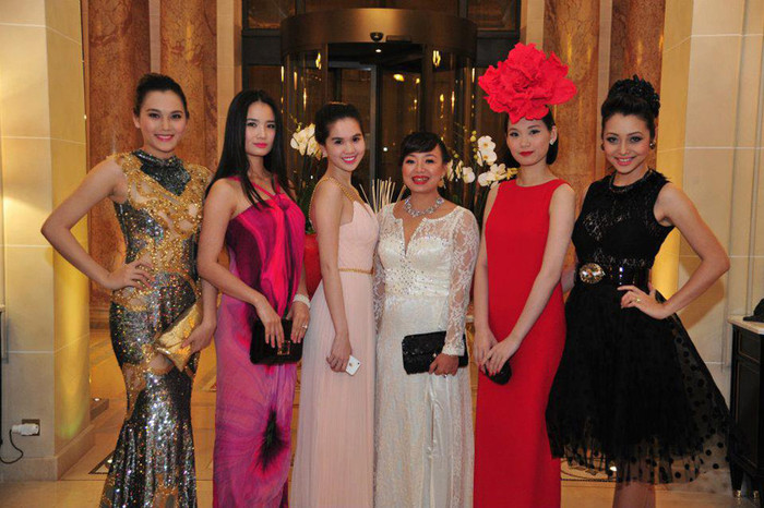 Jennifer Phạm sang trọng và gợi cảm với váy ren đen, tóc bối cao đi kèm các phụ kiện cùng tông màu đen. Ngọc Trinh cũng khá gợi cảm. Jennifer Phạm sang trọng và gợi cảm với váy ren đen, tóc bối cao đi kèm các phụ kiện cùng tông màu đen. Ngọc Trinh cũng khá gợi cảm.