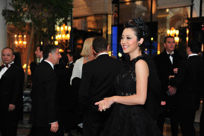 Tươi cười trò chuyện trước quan khách, Tươi cười trò chuyện trước quan khách,