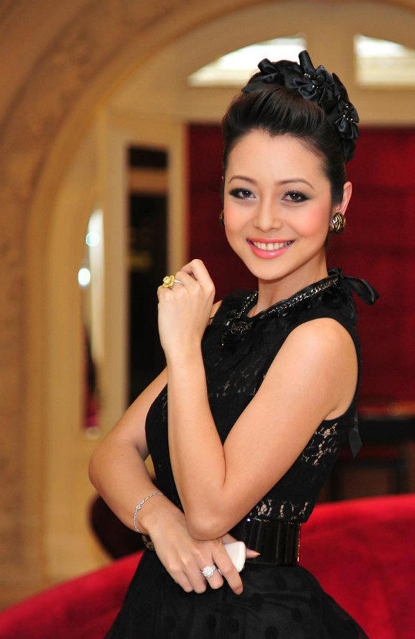 Sau khi đặt chân đến công quốc xinh đẹp Monaco cùng các nghệ sĩ khác của Việt Nam thăm thú hoàng cung,mua sắm.. Jennifer Phạm cùng cả đoàn đã tham dự buổi tiệc kỹ niệm 100 năm thành lập của một hãng rượu danh tiếng với sự tham gia của nhiều quan khách đến từ nhiều quốc gia khác nhau tại khách sạn 5 sao nổi tiếng mang tên Hotel de Paris. Sau khi đặt chân đến công quốc xinh đẹp Monaco cùng các nghệ sĩ khác của Việt Nam thăm thú hoàng cung,mua sắm.. Jennifer Phạm cùng cả đoàn đã tham dự buổi tiệc kỹ niệm 100 năm thành lập của một hãng rượu danh tiếng với sự tham gia của nhiều quan khách đến từ nhiều quốc gia khác nhau tại khách sạn 5 sao nổi tiếng mang tên Hotel de Paris.