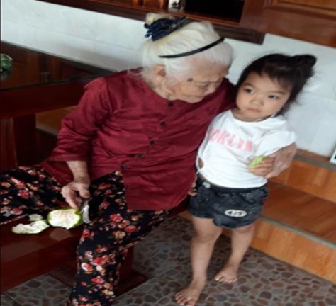 Cụ Nguyễn Thị Huệ hằng ngày vẫn trong nom cháu chắt. (Ảnh: SQH) Cụ Nguyễn Thị Huệ hằng ngày vẫn trong nom cháu chắt. (Ảnh: SQH)