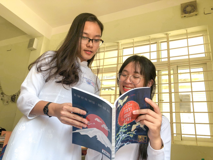 Học sinh cùng trao đổi về cuốn sách “Ôn tập kì thi THPT Quốc gia môn Ngữ Văn” (Ảnh do tác giả cung cấp) Học sinh cùng trao đổi về cuốn sách “Ôn tập kì thi THPT Quốc gia môn Ngữ Văn” (Ảnh do tác giả cung cấp)