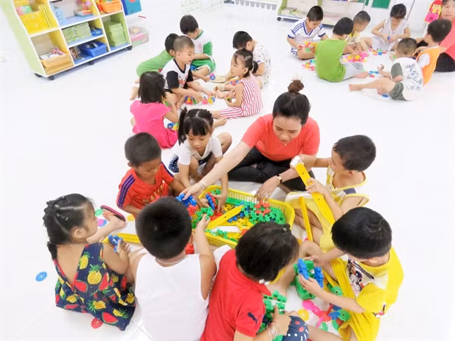 Từ 1/7/2020, giáo viên mầm non phải tốt nghiệp cao đẳng sư phạm. (Ảnh minh hoạ: Phunuonline.com.vn)